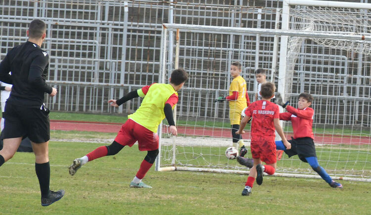 38 отбора се борят за трофеите от детски футболен турнир в Хасково 