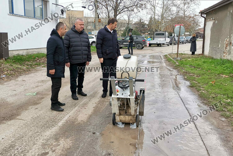 представител на фирмата-изпълнител, зам.-кметът Динко Тенев и кметът Станислав Дечев