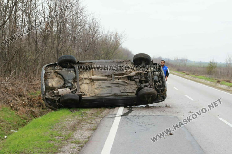 Кола се обърна по таван край Хасково, няма пострадали