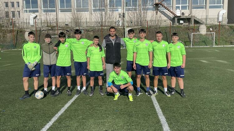 Отборът на СУ „Йордан Йовков“ с две убедителни победи и място във финалната фаза на общинските ученически игри по футбол