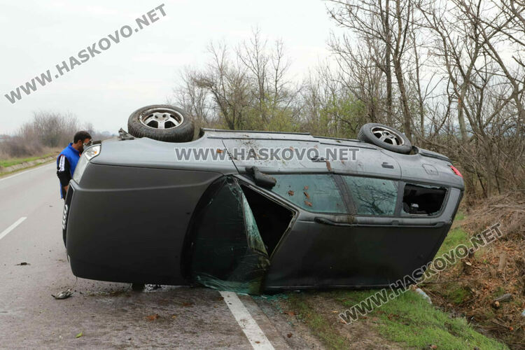 Кола се обърна по таван край Хасково, няма пострадали