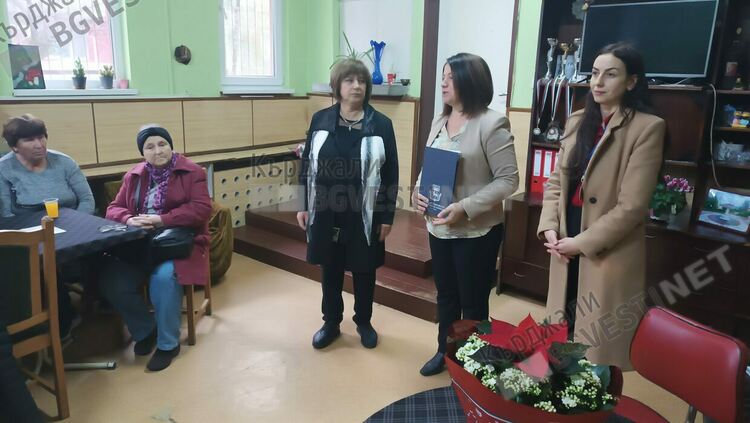 В Деня на хората с увреждания в Кърджали предупреждават за измами при въвеждане на еврото/снимки/