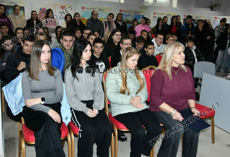 Учениците от ПГТ  се запознаха с първата помощ, безопасността на движение и превенцията на ПТП 