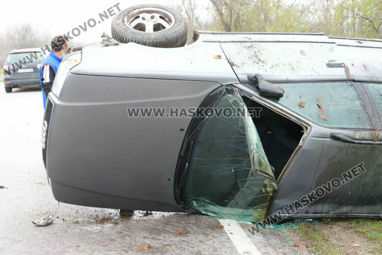 Кола се обърна по таван край Хасково, няма пострадали