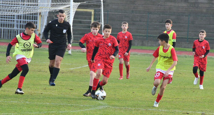 38 отбора се борят за трофеите от детски футболен турнир в Хасково 