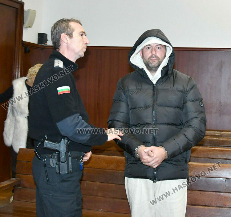 Оставиха в ареста заловен с 22,5 кг канабис в колата