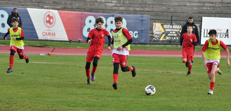 38 отбора се борят за трофеите от детски футболен турнир в Хасково 