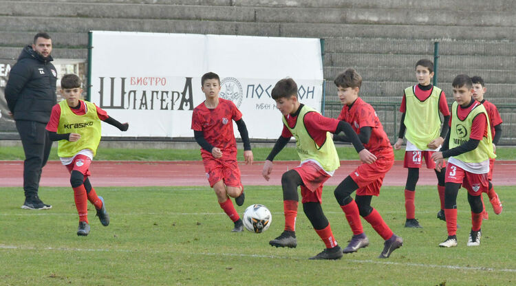 38 отбора се борят за трофеите от детски футболен турнир в Хасково 