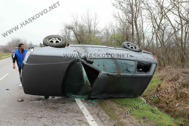 Кола се обърна по таван край Хасково, няма пострадали