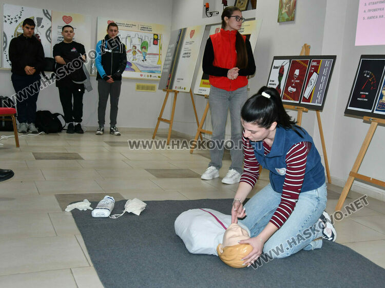 Учениците от ПГТ  се запознаха с първата помощ, безопасността на движение и превенцията на ПТП 