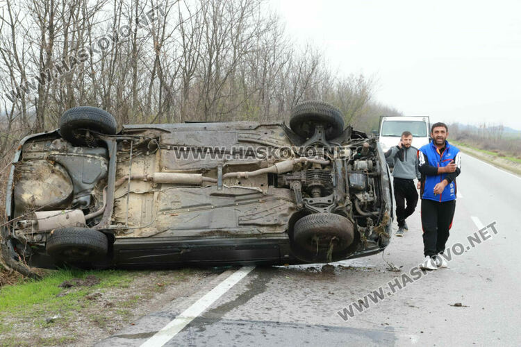 Кола се обърна по таван край Хасково, няма пострадали