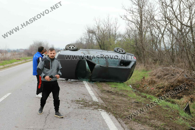 Кола се обърна по таван край Хасково, няма пострадали