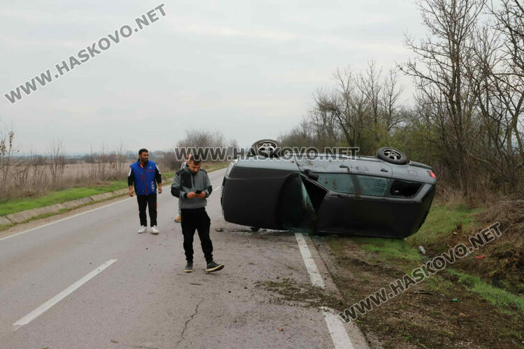 Кола се обърна по таван край Хасково, няма пострадали