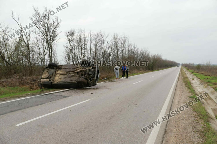 Кола се обърна по таван край Хасково, няма пострадали