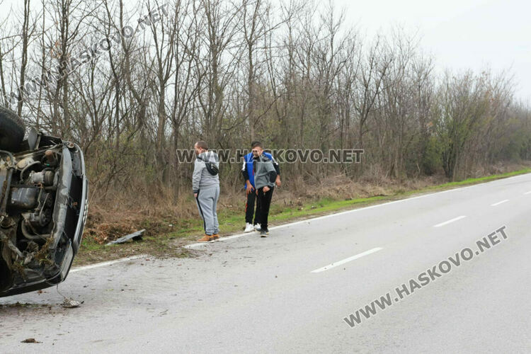 Кола се обърна по таван край Хасково, няма пострадали