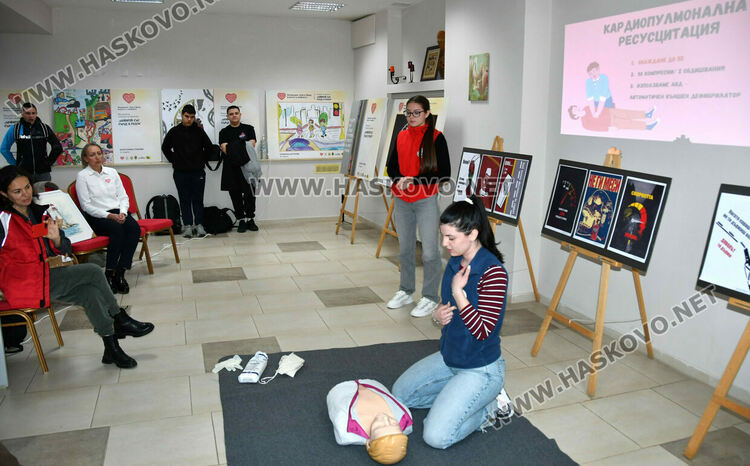 Учениците от ПГТ  се запознаха с първата помощ, безопасността на движение и превенцията на ПТП 