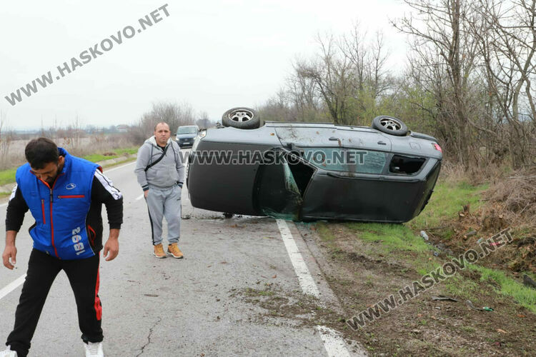Кола се обърна по таван край Хасково, няма пострадали