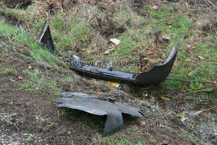 Кола се обърна по таван край Хасково, няма пострадали