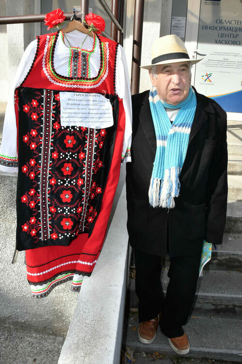 Любител на фолклора търси хора за мобилна танцова група