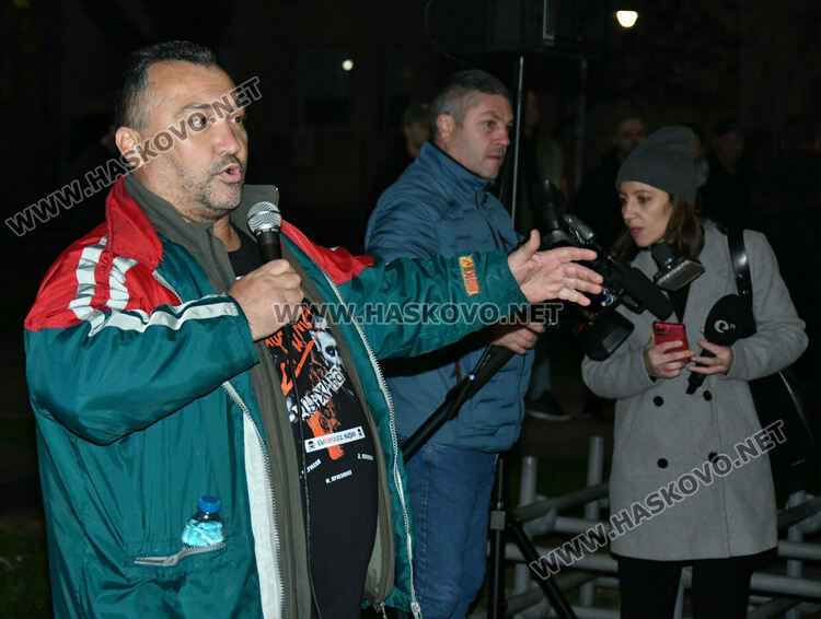 Стотици изпълниха площад „Свобода“ в Хасково на антиправителствен протест