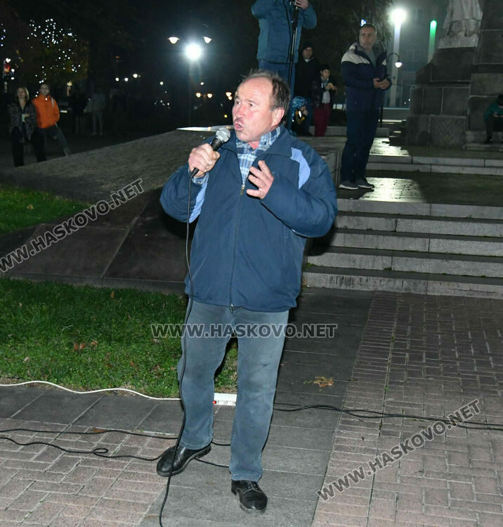Стотици изпълниха площад „Свобода“ в Хасково на антиправителствен протест
