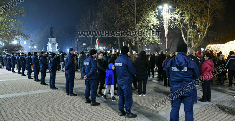 Стотици изпълниха площад „Свобода“ в Хасково на антиправителствен протест