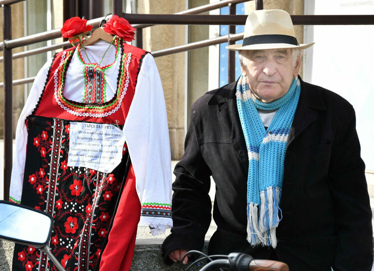 Любител на фолклора търси хора за мобилна танцова група