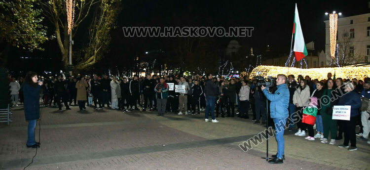 Стотици изпълниха площад „Свобода“ в Хасково на антиправителствен протест