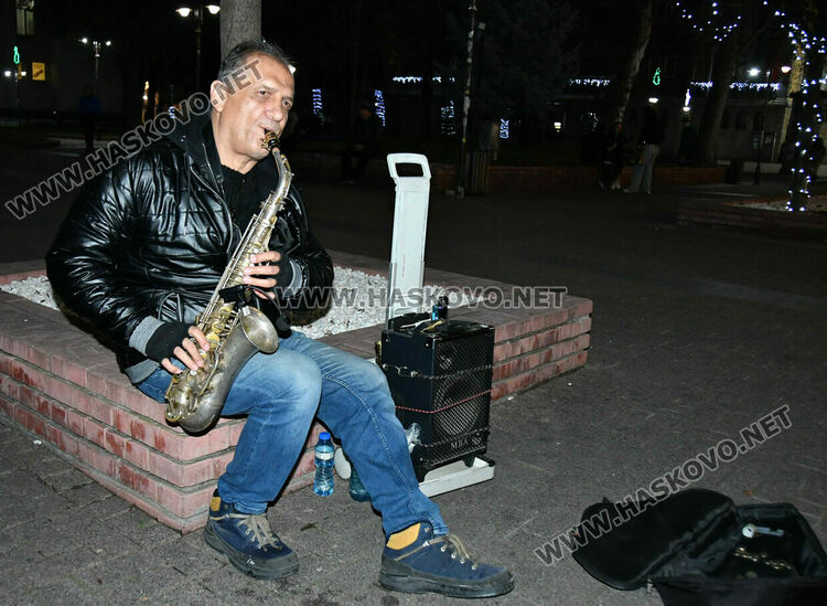 Стотици изпълниха площад „Свобода“ в Хасково на антиправителствен протест