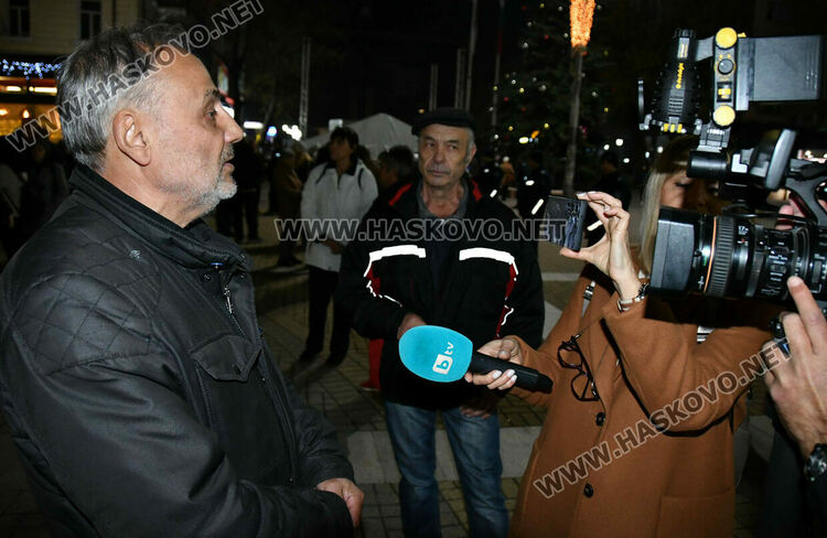 Стотици изпълниха площад „Свобода“ в Хасково на антиправителствен протест