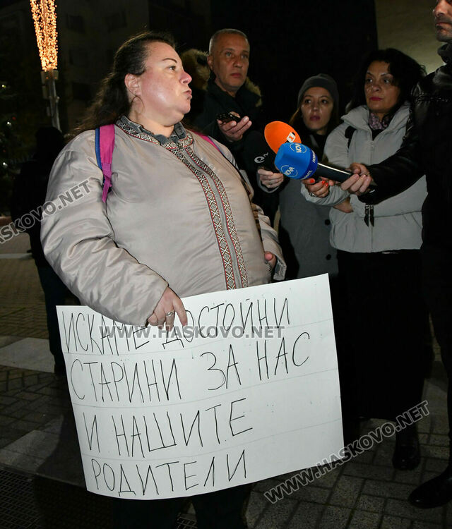 Стотици изпълниха площад „Свобода“ в Хасково на антиправителствен протест