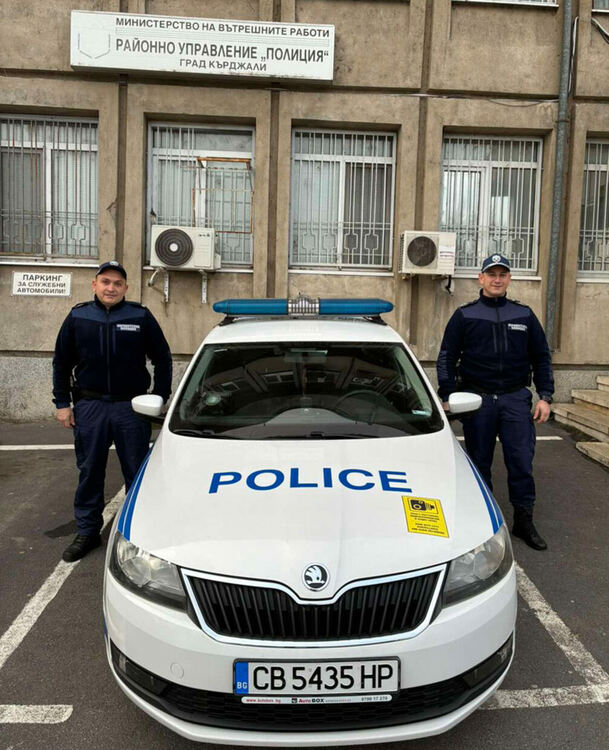 Гражданка благодари на полицейски служители от РУ-Кърджали, открили и върнали изгубени от нея документи и пари
