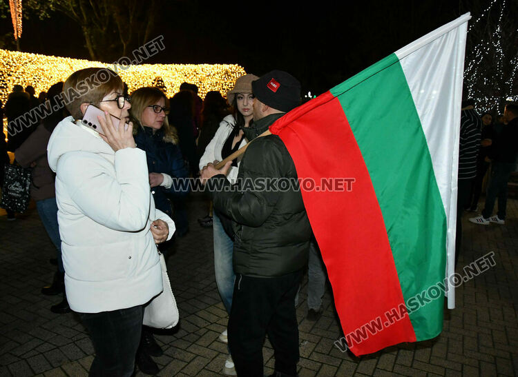 Стотици изпълниха площад „Свобода“ в Хасково на антиправителствен протест