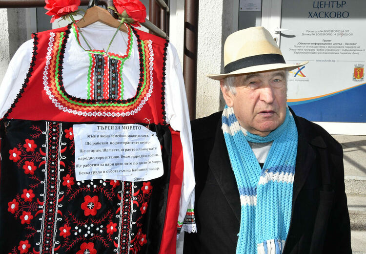 Любител на фолклора търси хора за мобилна танцова група