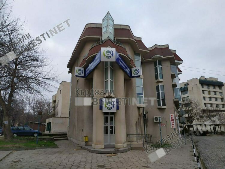 Хитрец с основно образование преметна висшистите в НОИ в Кърджали,източи 18 бона