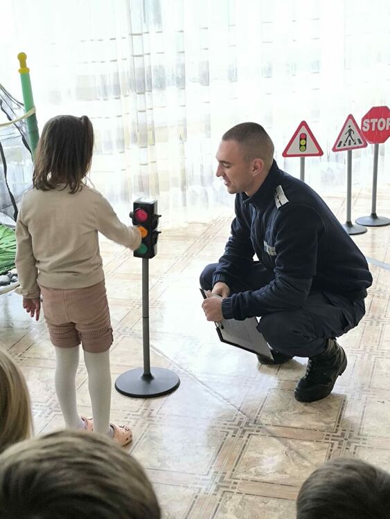                Ключови знания и умения по безопасност като пешеходци, велосипедисти и пътници в автомобил получиха 300 деца от община Кирково
