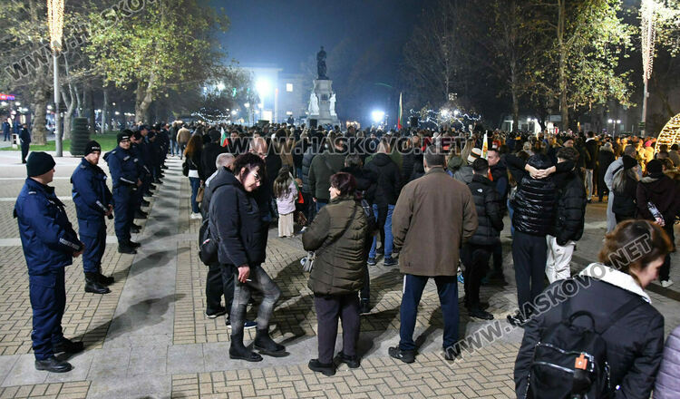 Стотици изпълниха площад „Свобода“ в Хасково на антиправителствен протест