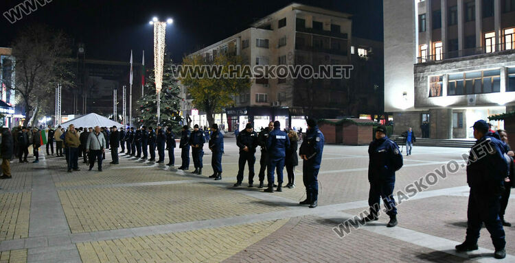 Стотици изпълниха площад „Свобода“ в Хасково на антиправителствен протест