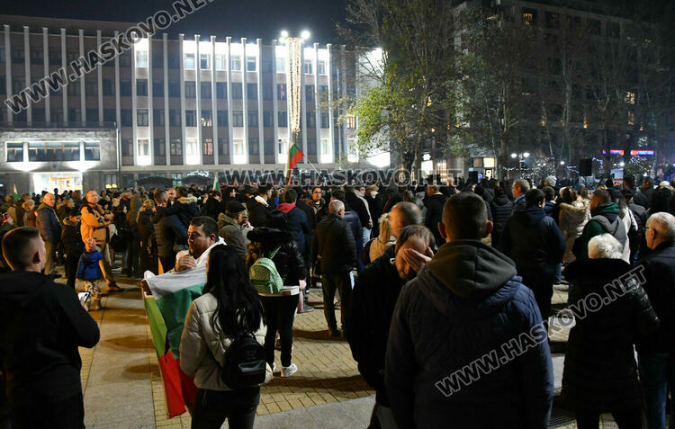Стотици изпълниха площад „Свобода“ в Хасково на антиправителствен протест