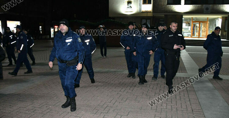 Стотици изпълниха площад „Свобода“ в Хасково на антиправителствен протест