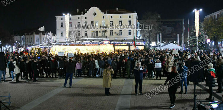 Стотици изпълниха площад „Свобода“ в Хасково на антиправителствен протест