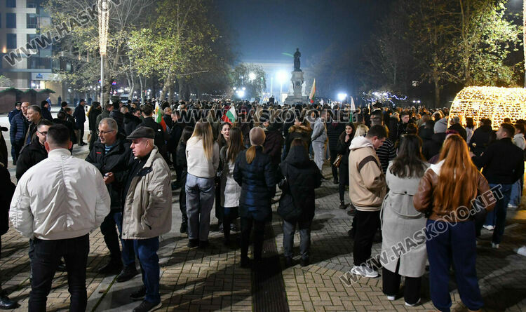 Стотици изпълниха площад „Свобода“ в Хасково на антиправителствен протест