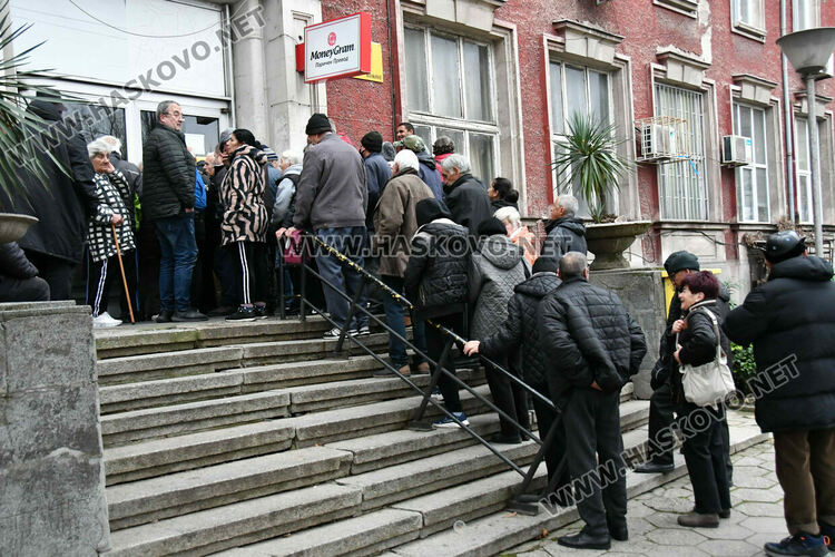 Опашки се извиха пред пощите за пенсии и коледни добавки