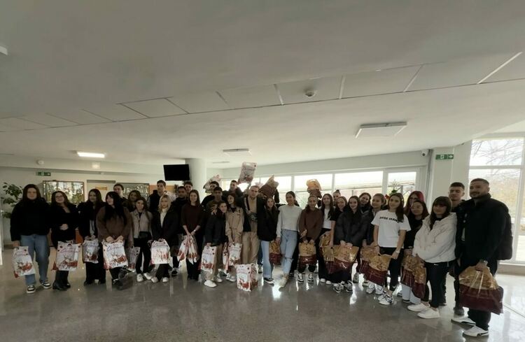 Ученици от ФСГ с благотворителен жест към децата от Общностния център