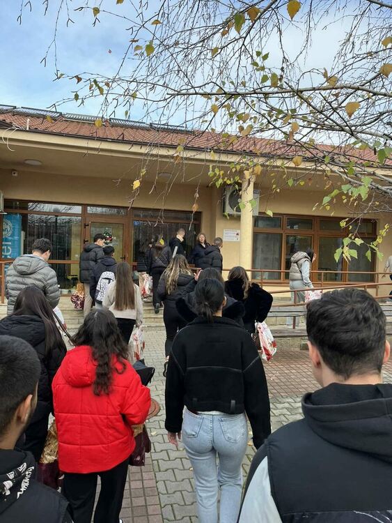 Ученици от ФСГ с благотворителен жест към децата от Общностния център