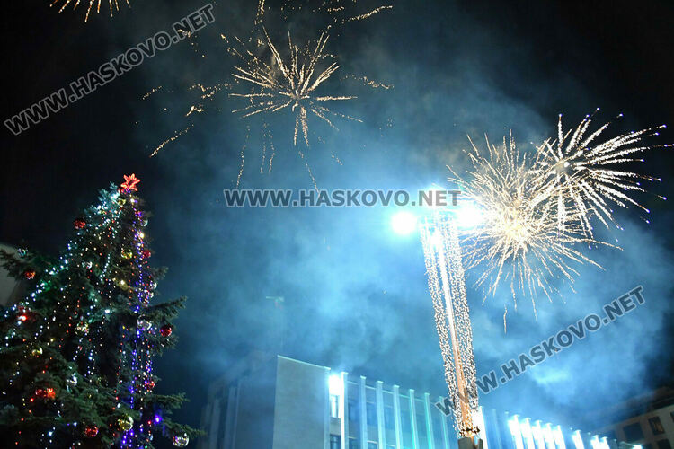 Дядо Коледа пристигна в Хасково за запалването светлините на елхата