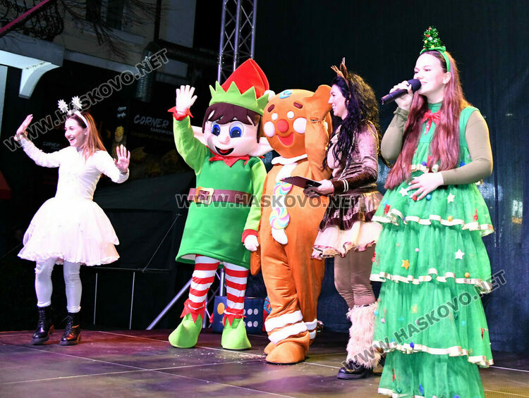 Дядо Коледа пристигна в Хасково за запалването светлините на елхата