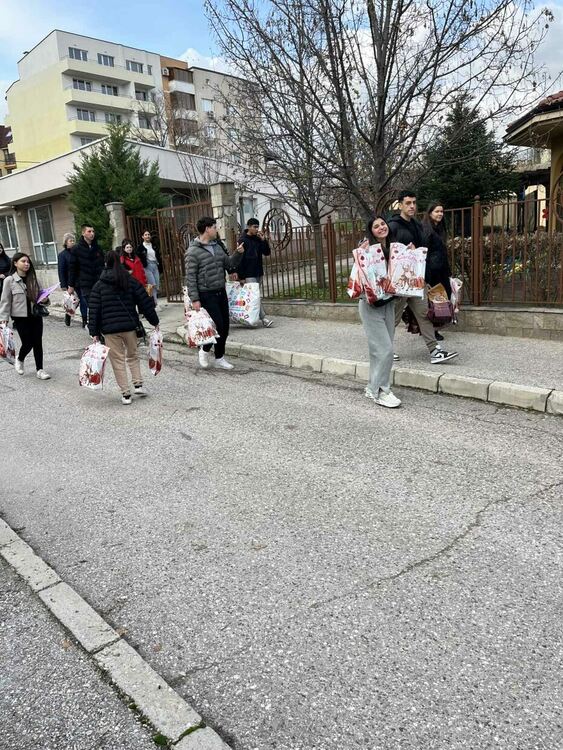 Ученици от ФСГ с благотворителен жест към децата от Общностния център