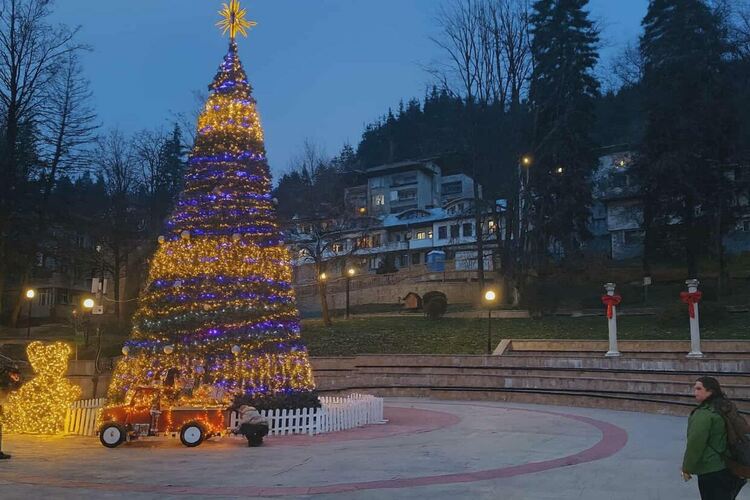 Смолян ще запали тържествено светлините на Коледната елха на 5 декември