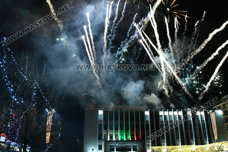 Дядо Коледа пристигна в Хасково за запалването светлините на елхата